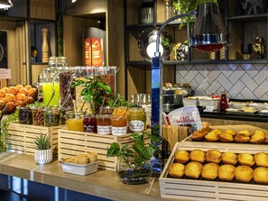 Daily buffet breakfast (EUR 10.50 per person) - ibis Douai Centre (Douai)