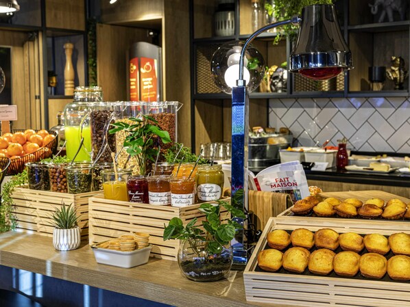 Café da manhã com buffet todos os dias (EUR 10.50 por pessoa) 