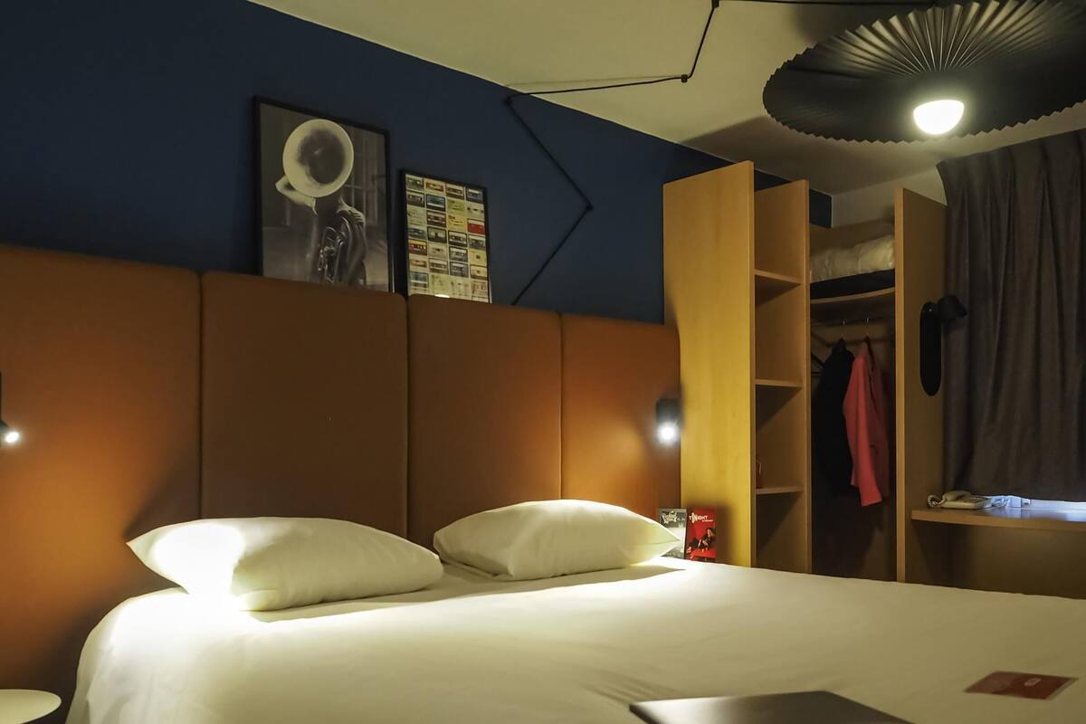 Habitación doble estándar, 1 cama matrimonial | Escritorio, tabla de planchar con plancha y cunas gratuitas