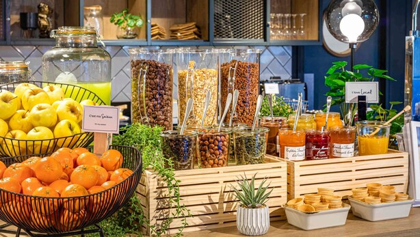 A breakfast buffet with various fruits, cereals, and spreads. - ibis Douai Centre (Douai)
