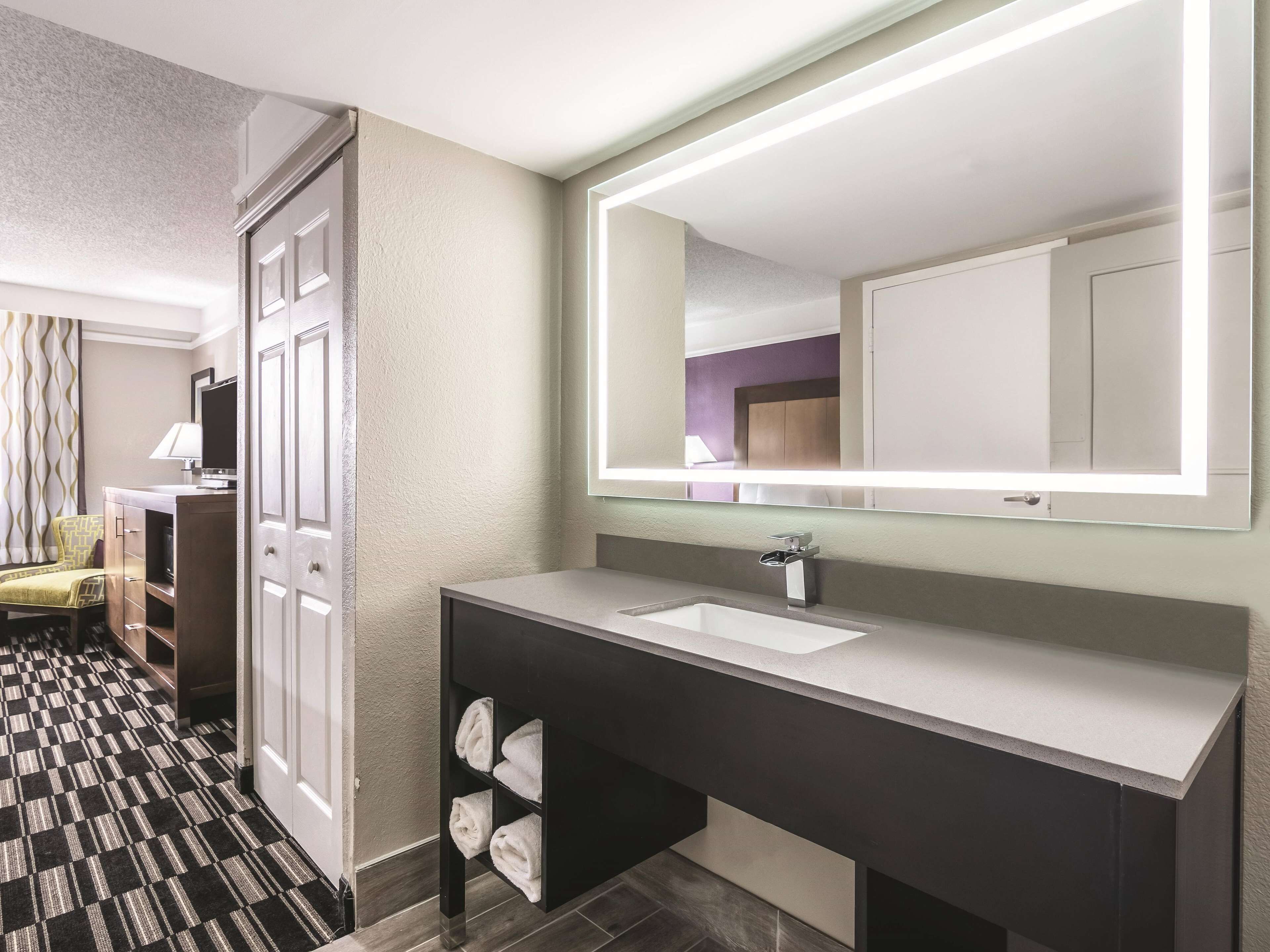 Hydromassage showerhead, eco-friendly toiletries, hair dryer, towels