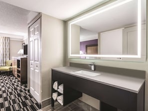 Hydromassage showerhead, eco-friendly toiletries, hair dryer, towels - La Quinta Inn by Wyndham Jupiter (Jupiter)