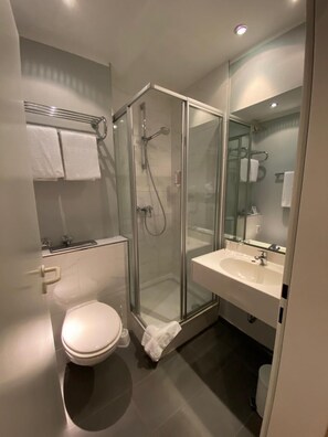 Combined shower/bathtub, eco-friendly toiletries, hair dryer, towels