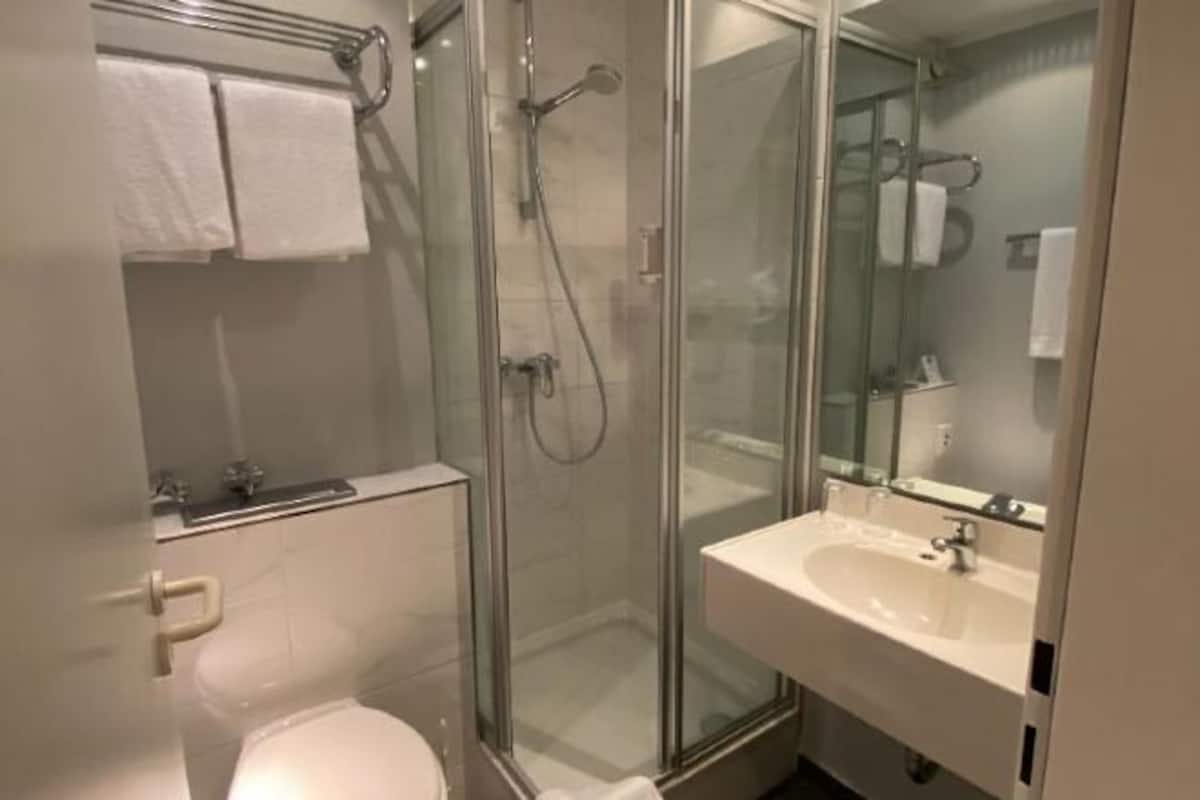 Combined shower/bathtub, eco-friendly toiletries, hair dryer, towels