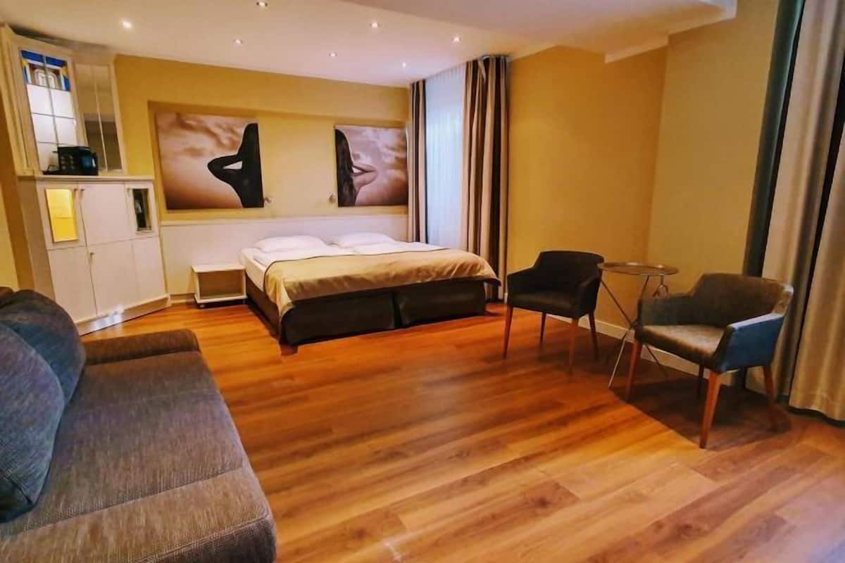 Desk, soundproofing, iron/ironing board, free WiFi