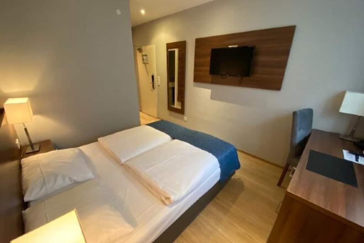 Desk, soundproofing, iron/ironing board, free WiFi