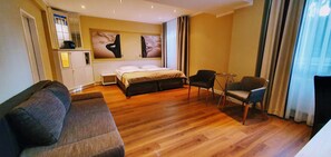 コンフォート ダブルルーム | リビングルーム | 28 インチの薄型テレビ (衛星放送視聴可)、テレビ