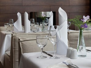 Café da manhã com buffet diário (EUR 20 por pessoa) 