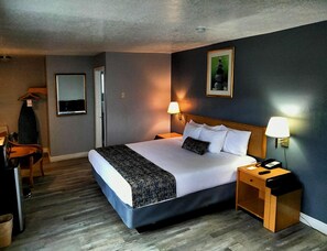 Premium bedding, Tempur-Pedic beds, desk, blackout curtains - The Metropolitan Inn (Salt Lake City)