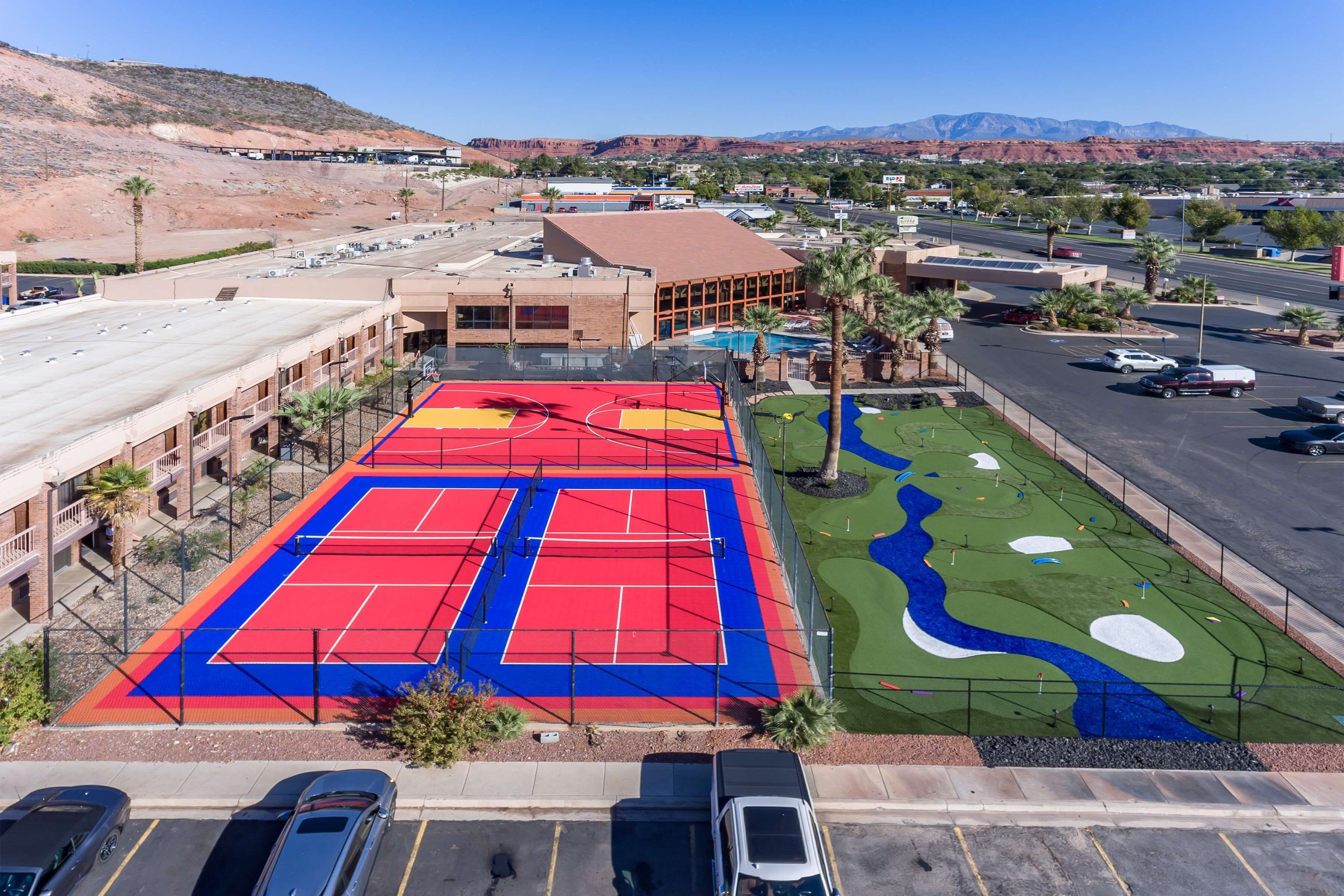 Un parking à plusieurs niveaux comprenant un court de tennis et un espace dédié au golf.