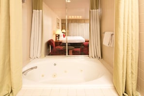 Romantic Suite, 1 King Bed, Non Smoking, Jetted Tub | Room amenity