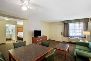 Suite (1 King Bed) | Literie de qualité supérieure, bureau