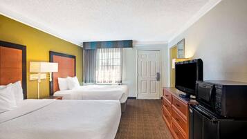 Hochwertige Bettwaren, Schreibtisch, laptopgeeigneter Arbeitsplatz