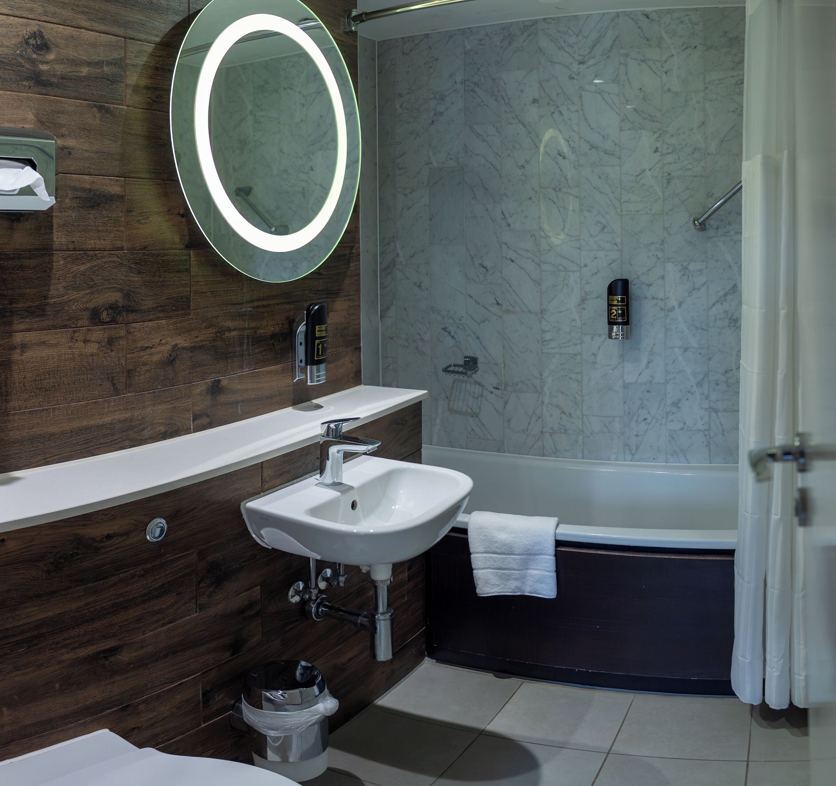 Combined shower/bathtub, free toiletries, hair dryer, towels