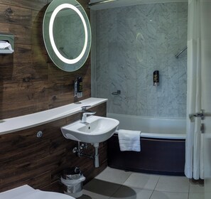 Combined shower/tub, free toiletries, hair dryer, towels
