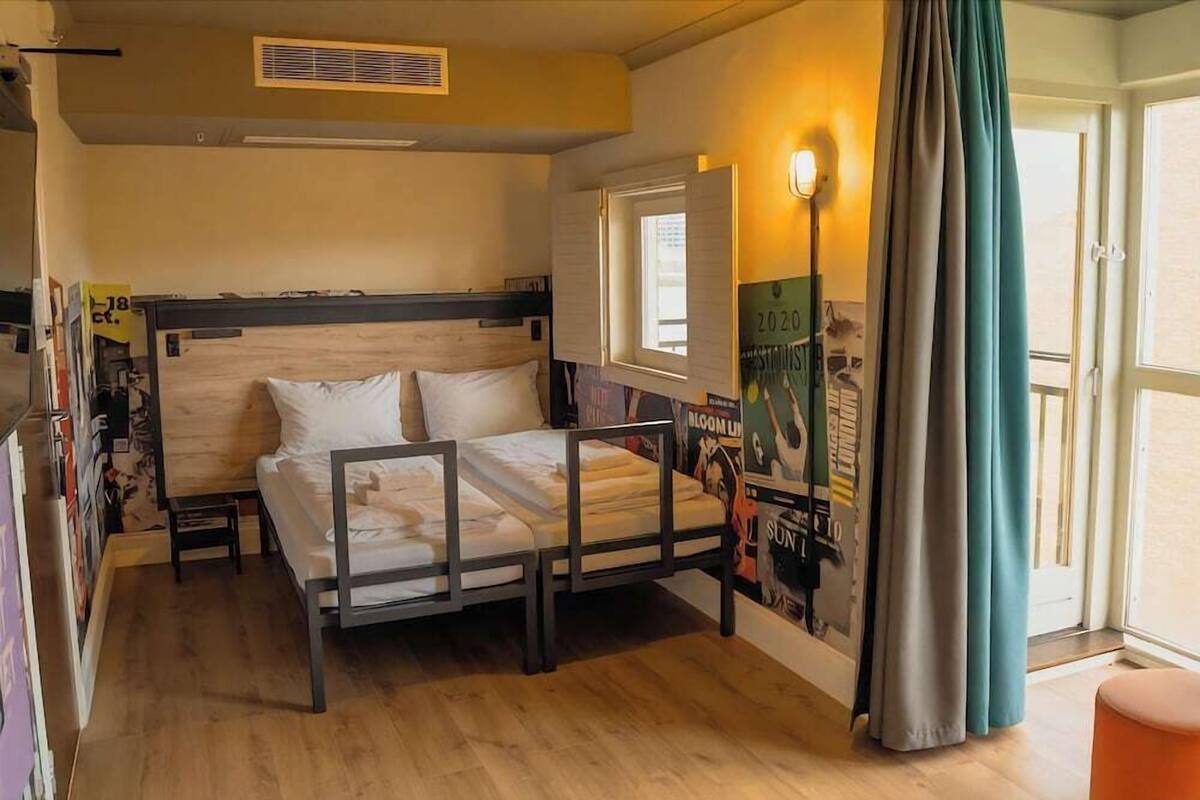 WiFi (free), bed sheets