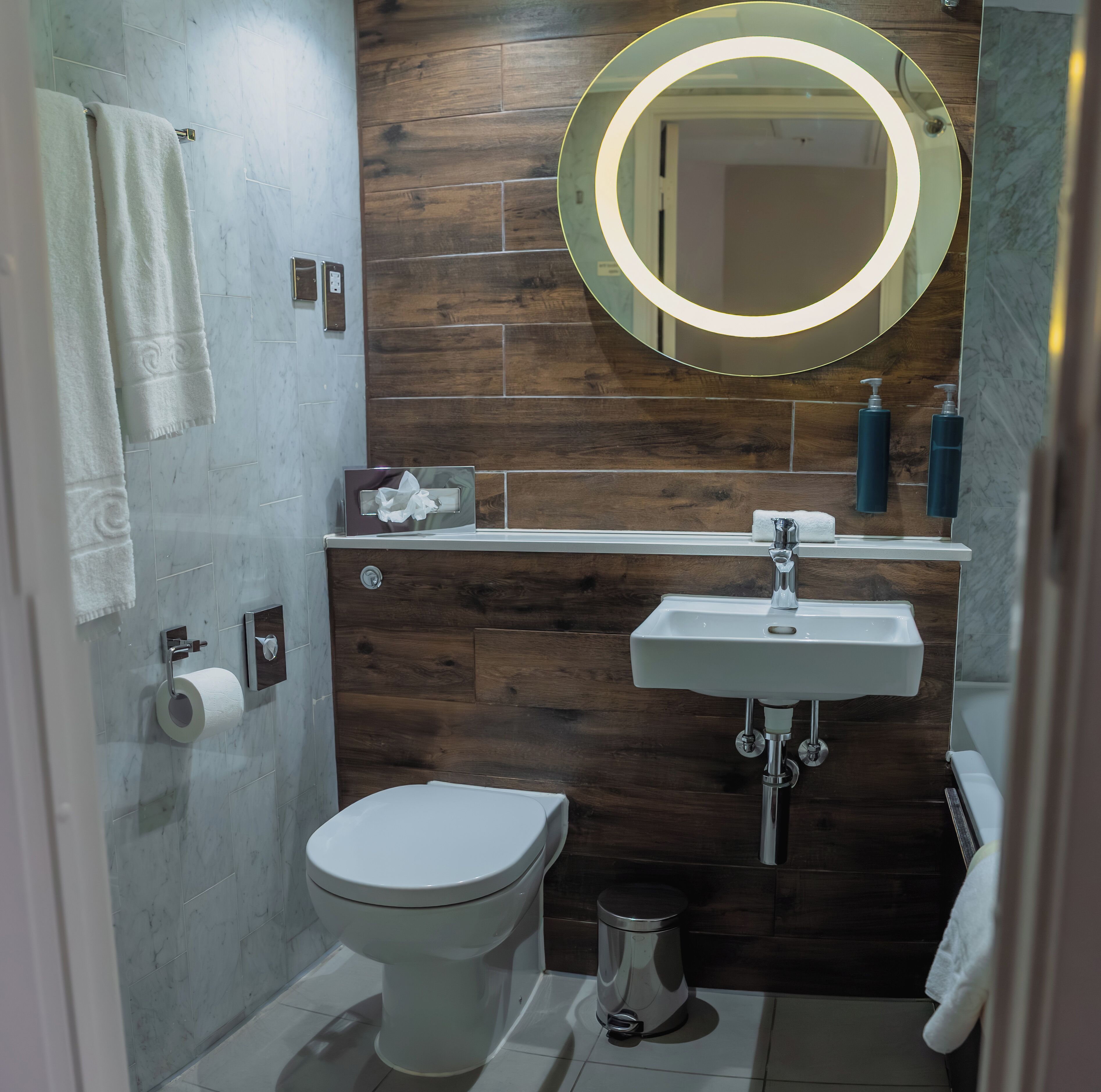 Kombinert dusj/badekar, toalettartikler (inkludert) og hårføner