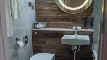 Combined shower/tub, free toiletries, hair dryer, towels