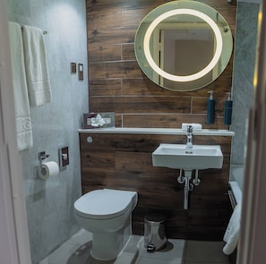 Ensemble douche/baignoire, articles de toilette gratuits, sèche-cheveux