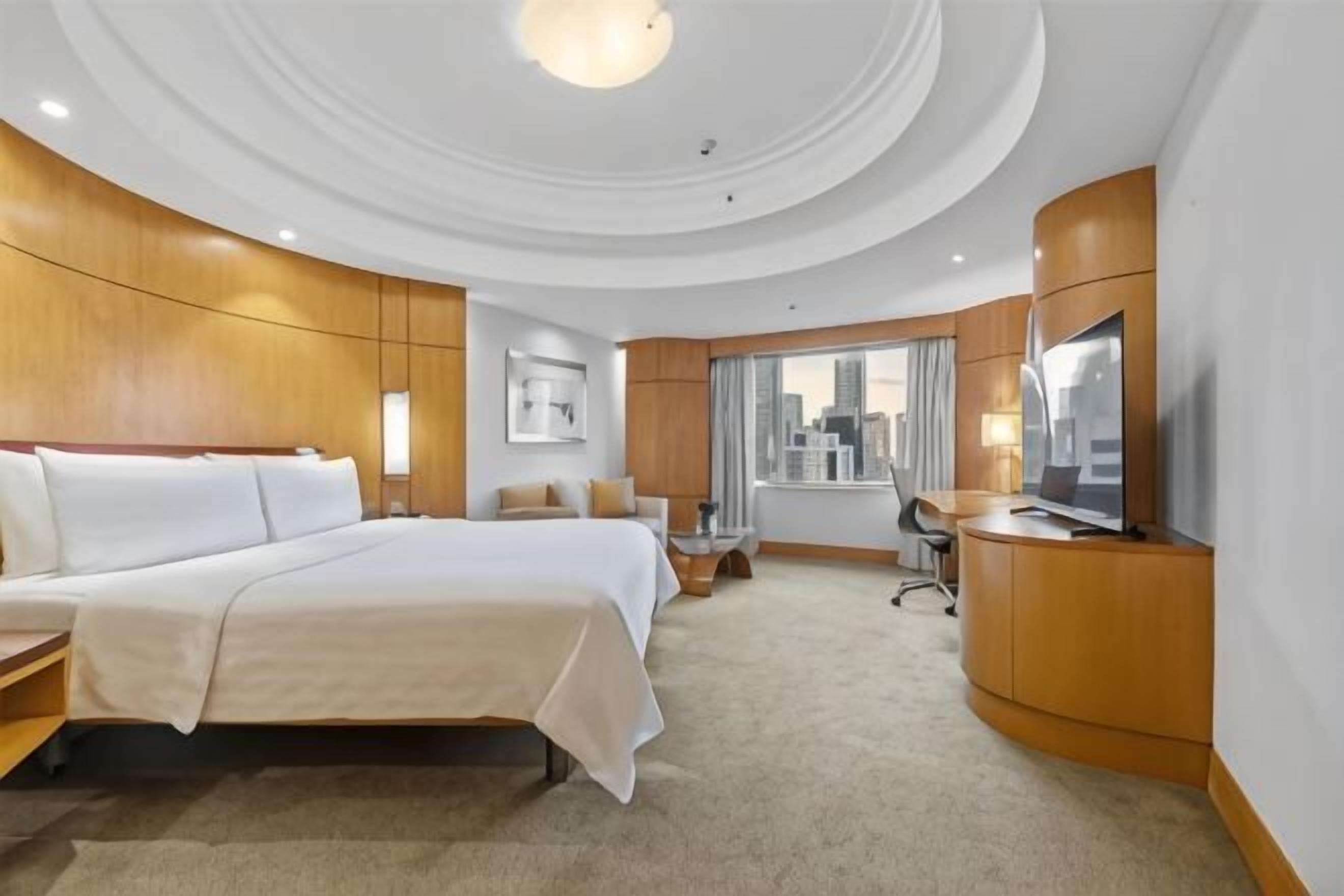 Hypo-allergenic bedding, minibar, in-room safe, individually furnished