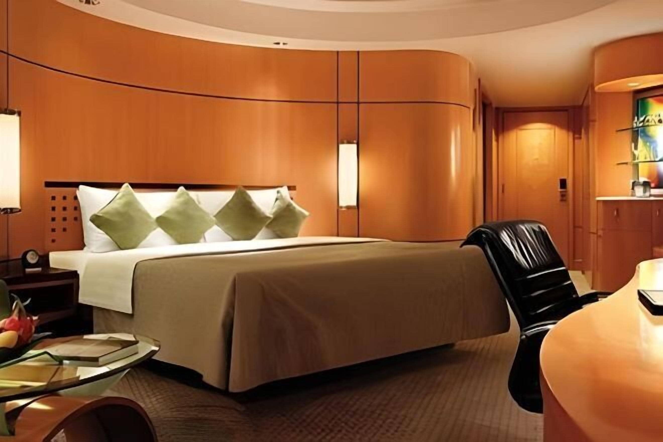 Hypo-allergenic bedding, minibar, in-room safe, individually furnished