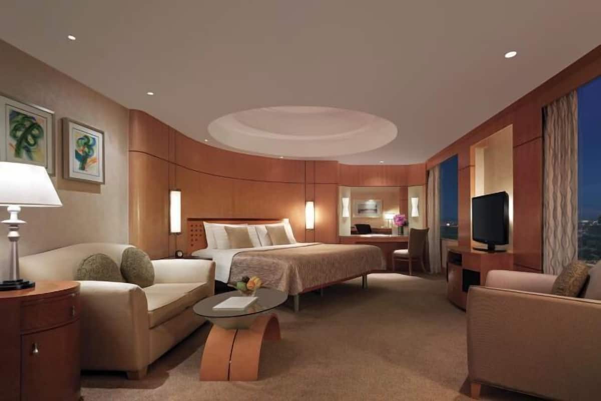 Hypo-allergenic bedding, minibar, in-room safe, individually furnished