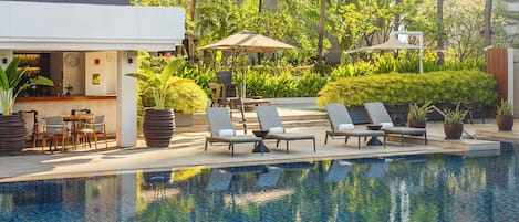 AuĂenpool, geöffnet von 06:00 Uhr bis 22:00 Uhr, Sonnenschirme