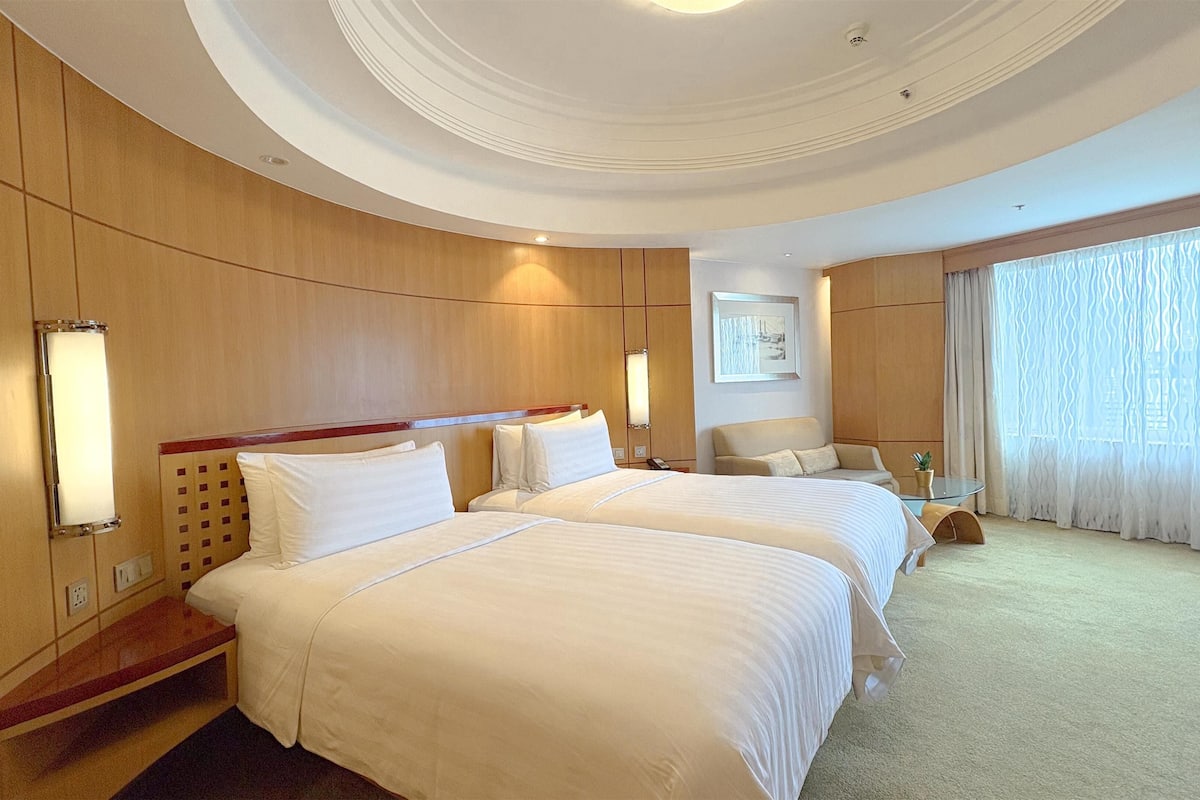 Hypo-allergenic bedding, minibar, in-room safe, individually furnished