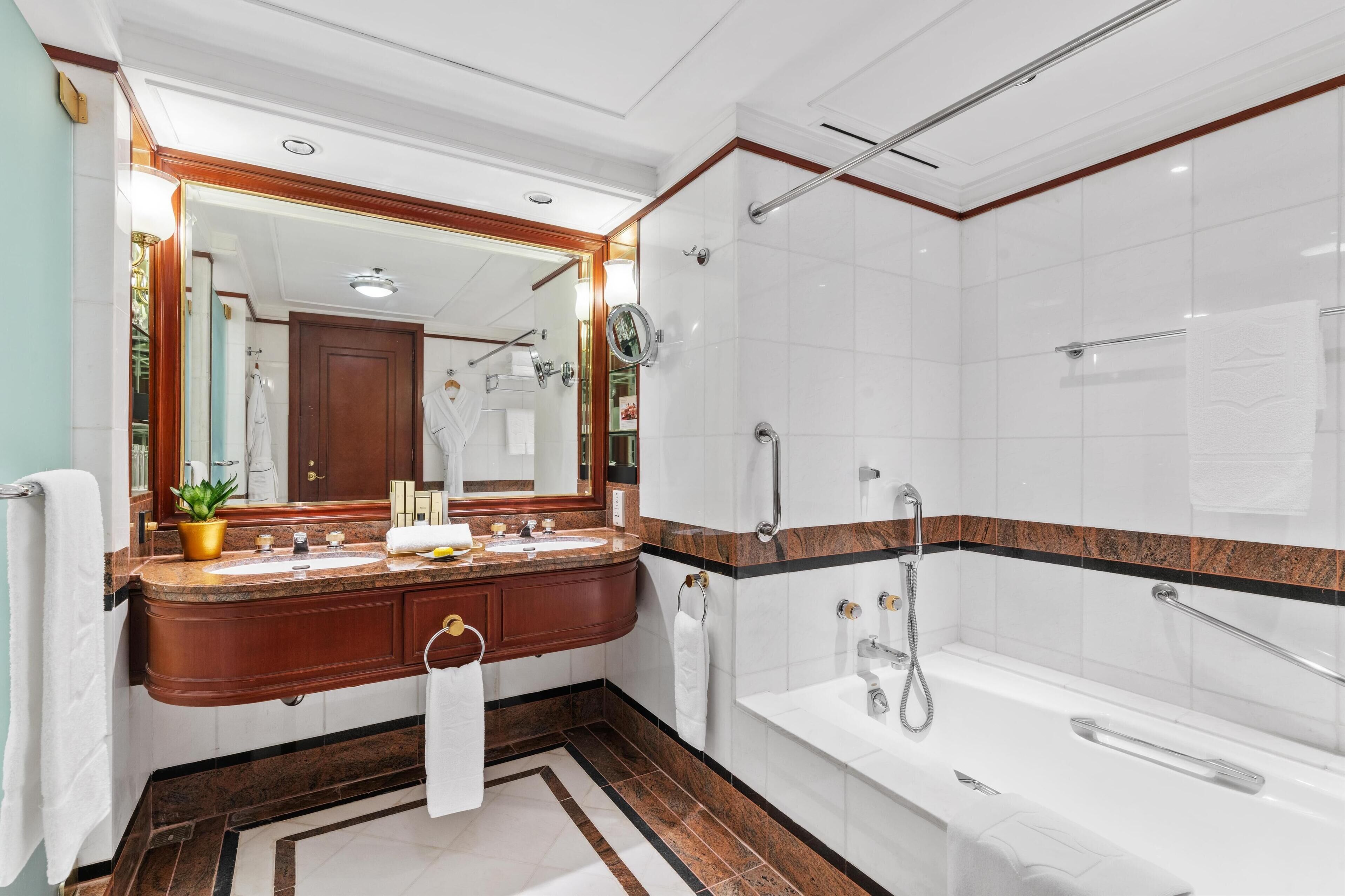 Photo - Makati Shangri-La, Manila