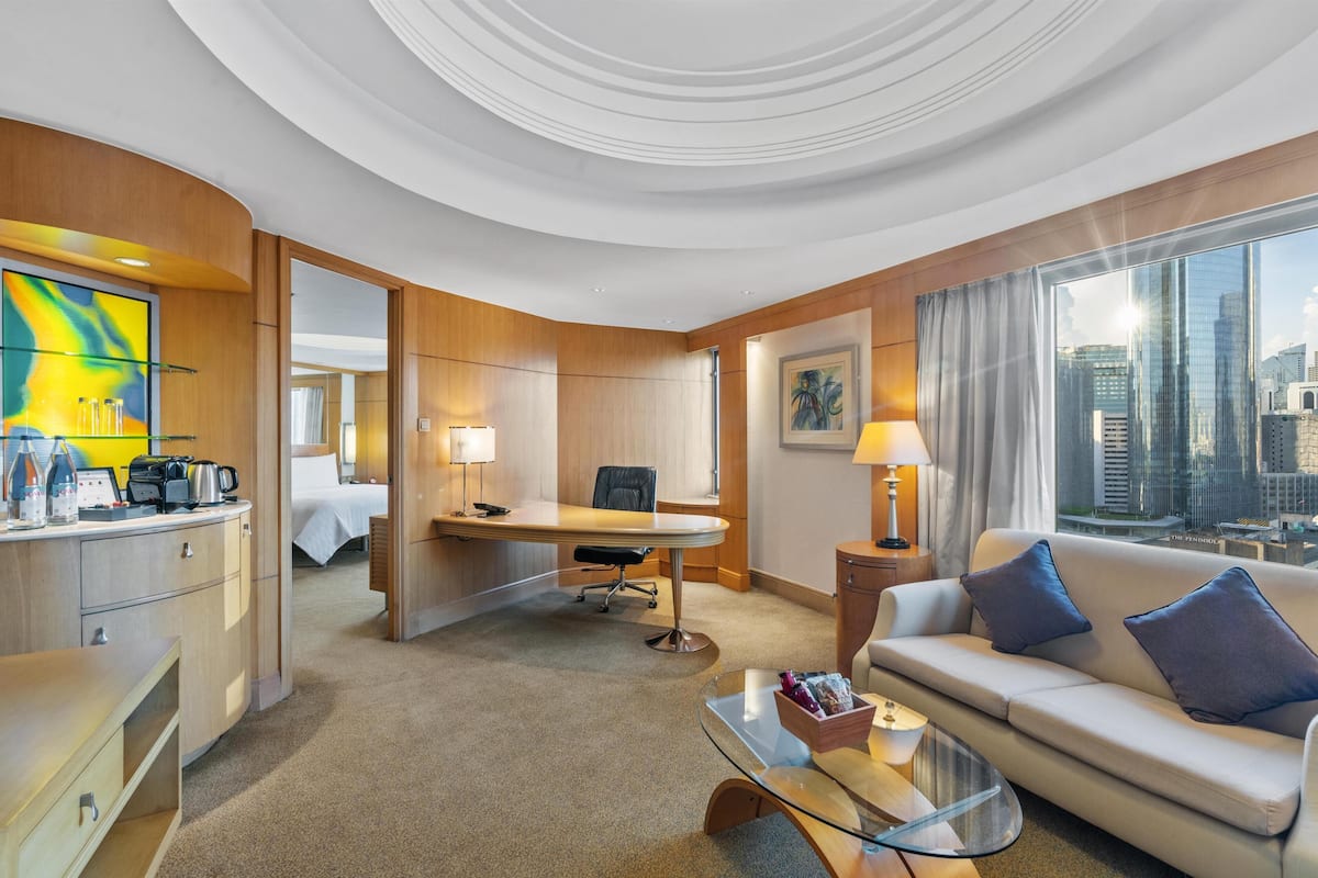 Deluxe Suite | Hypo-allergenic bedding, minibar, in-room safe, individually furnished