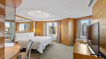 Deluxe Suite | Hypo-allergenic bedding, minibar, in-room safe, individually furnished