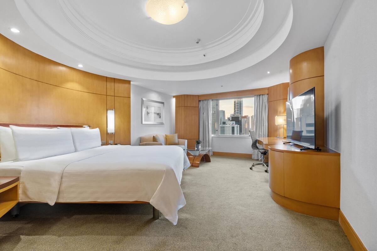 Hypo-allergenic bedding available, minibar, in-room safe, desk