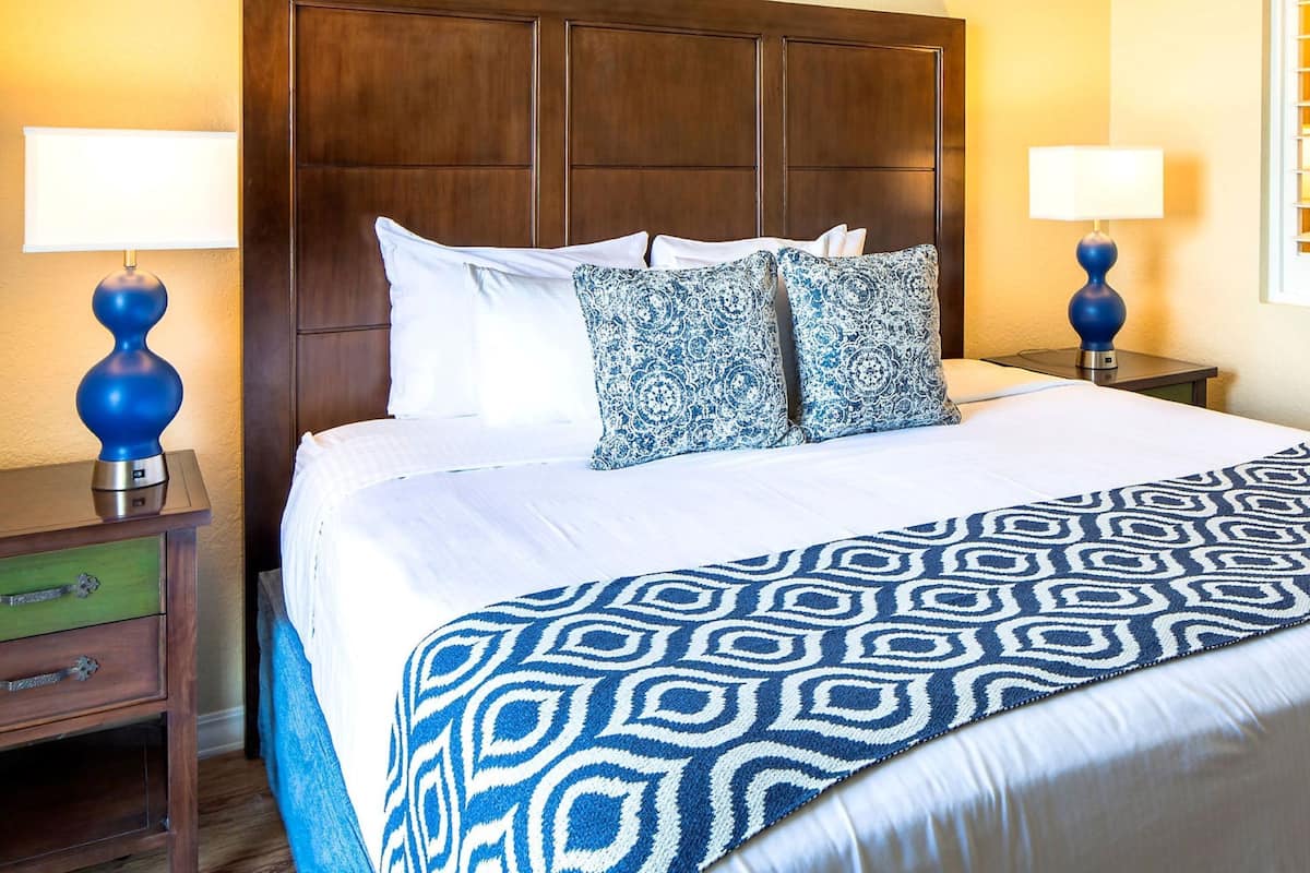 Tabla de planchar con plancha, wifi gratis y ropa de cama