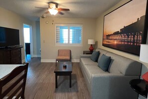 En 27-tommers LCD-TV med kabel-kanaler samt TV og DVD-spiller