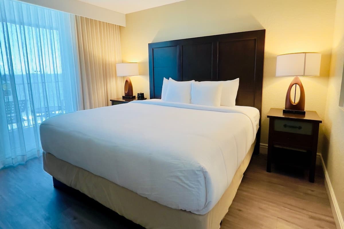 Tabla de planchar con plancha, wifi gratis y ropa de cama