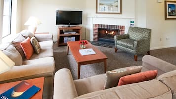 Rum (2 Bedroom 2 Bath) | Vardagsrum | Platt-tv, eldstad och dvd-spelare