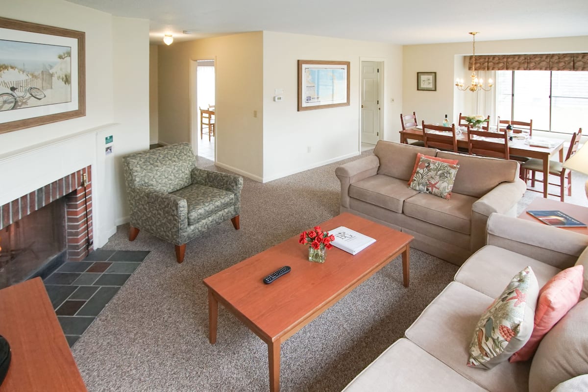 Chambre (2 Bedroom 2 Bath) | Aire de séjour | Téléviseur à écran plat, foyer, lecteur de DVD