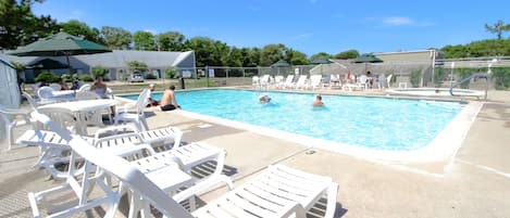 Una piscina techada, una piscina al aire libre