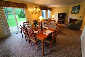 Quarto (3 Bedroom 2 Bath) | Opções para refeição no quarto