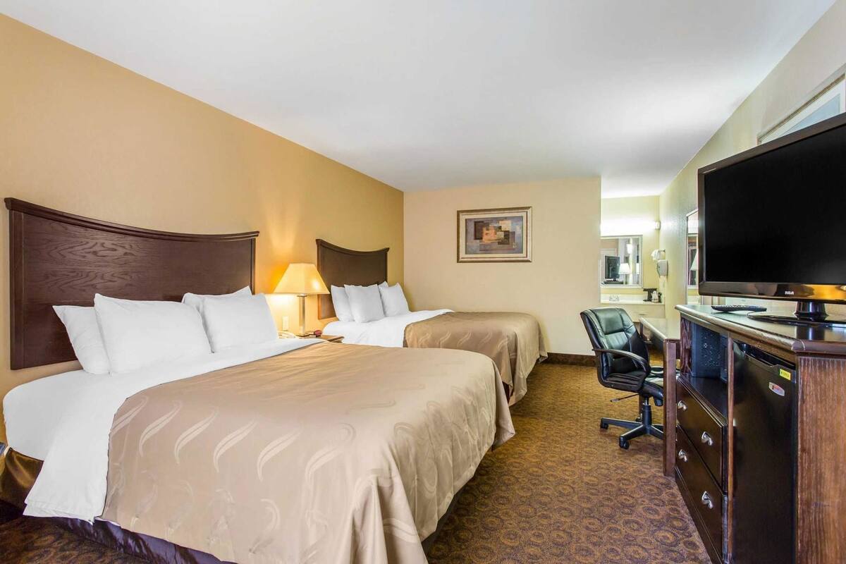 Escritorio, espacio para trabajar con laptop y cortinas blackout