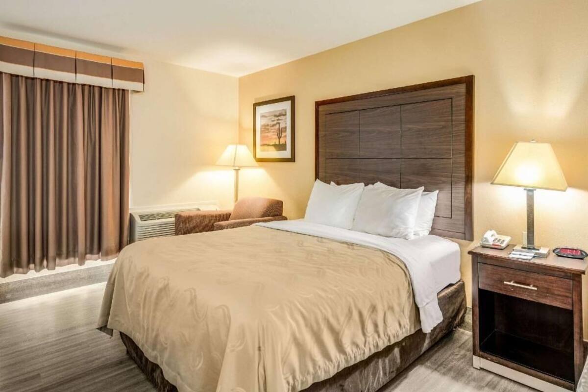 Escritorio, espacio para trabajar con laptop y cortinas blackout