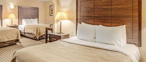 Standard Room, Berbilang Katil, Non Smoking (3 Queen Beds) | Meja, ruang kerja komputer riba, langsir/tirai gelap terus