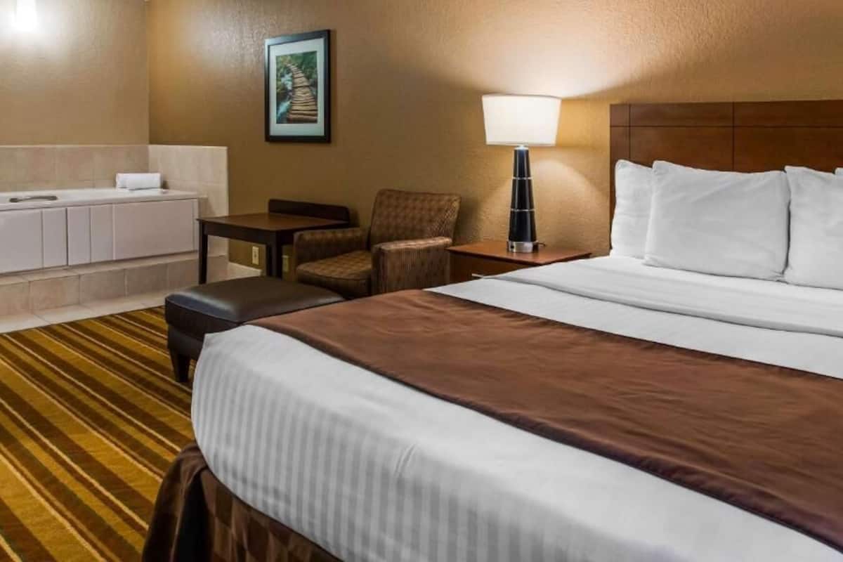 Standard Room, 1 Queen Bed, Non Smoking, Hot Tub | 1 bedroom, in-room safe, blackout curtains, iron/ironing board