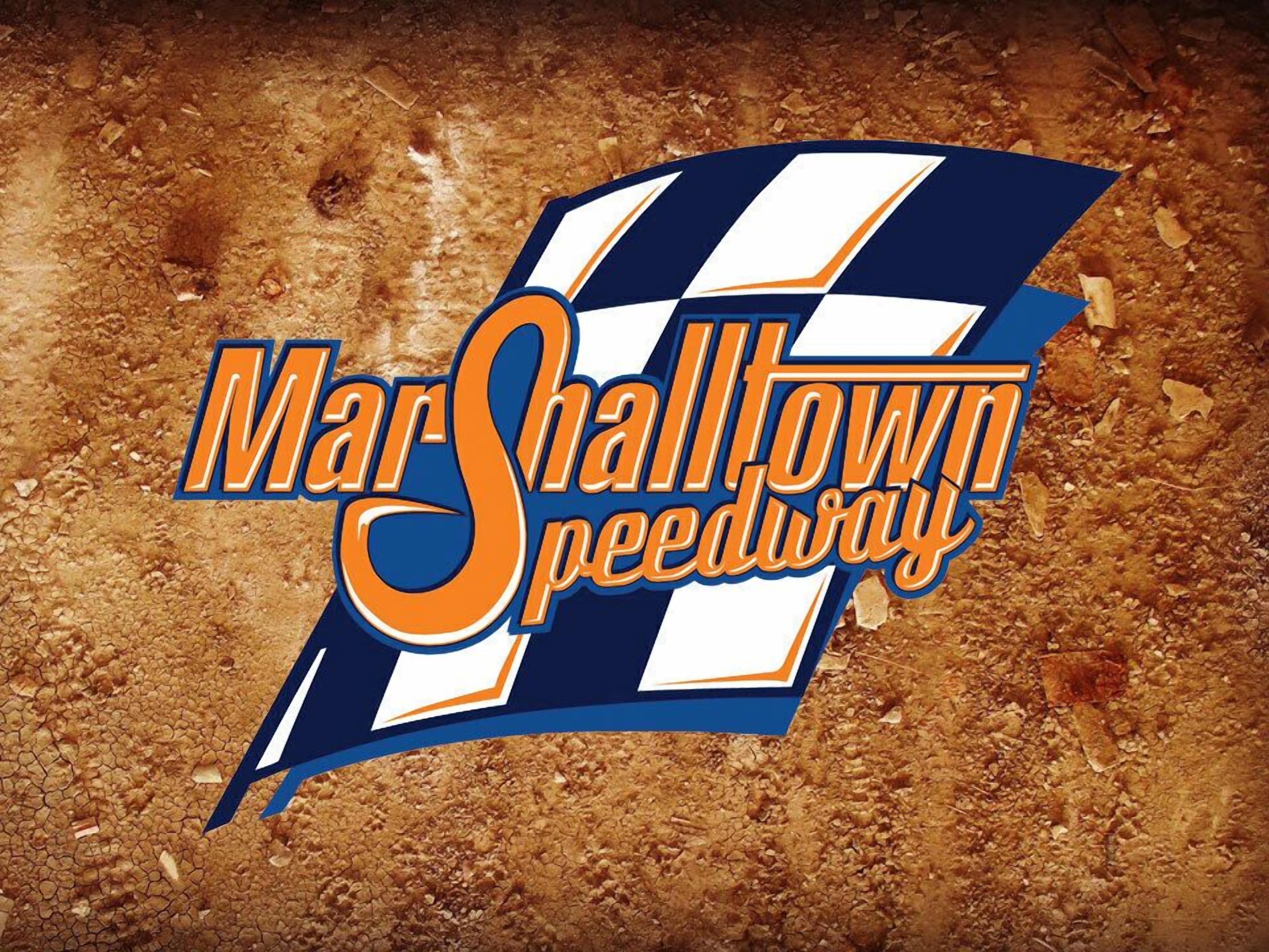 Een logo met de tekst 'MarShalltown Speedway' op een achtergrond die lijkt op een onverharde racebaan.