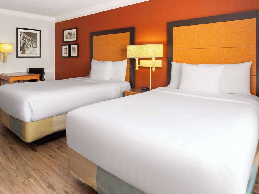 Roupas de cama premium, camas com colchões pillow-top, escrivaninha