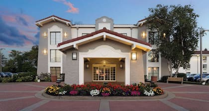 La Quinta Inn by Wyndham Pittsburgh Airport