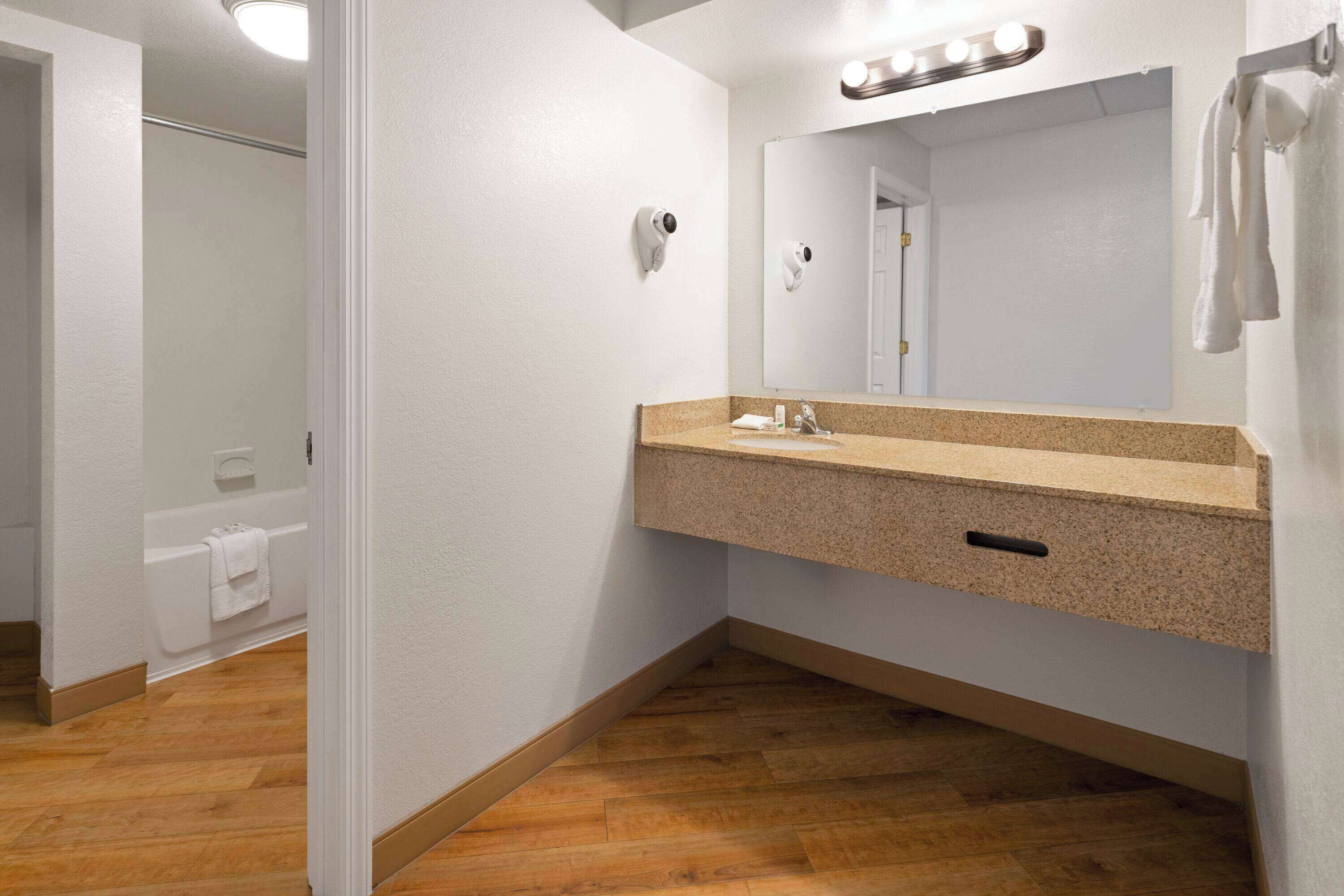 suite, 1 bedroom, non smoking | bathroom | combined shower/bathtub, eco-friendly toiletries, hair dryer, towels