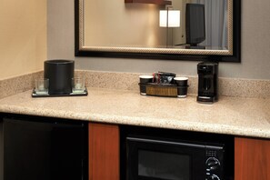 Fridge, coffee/tea maker