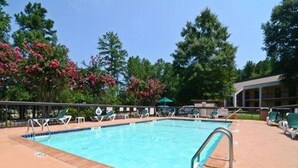 Pool - Quality Inn Chapel Hill - University Area (Chapel Hill)