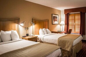 Meja kerja, tirai kedap cahaya, dan setrika/meja setrika